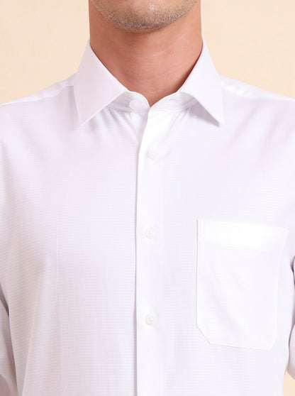 White Solid Regular Fit Formal Shirt | JadeBlue